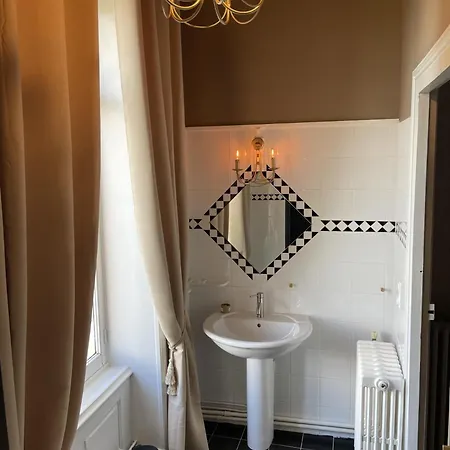 Contemporaine - Chateau Maranne Bed & Breakfast 3*
