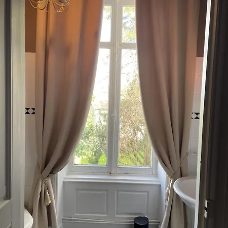 Bed & Breakfast Contemporaine - Chateau Maranne 3*